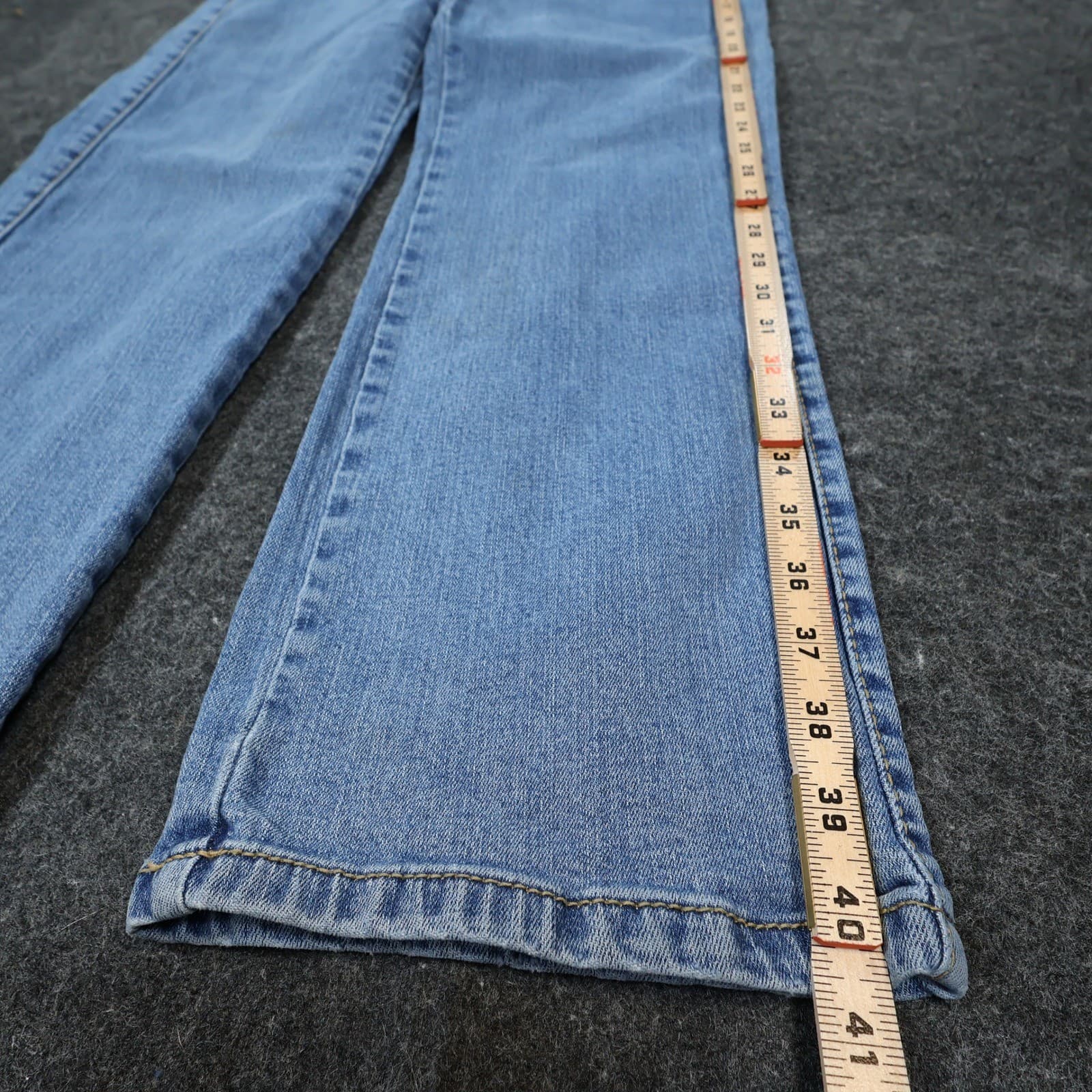 Aura from the Women at Wrangler Jeans Womens 8 Light Blue Excellent Straight Leg - Thumbnail 3