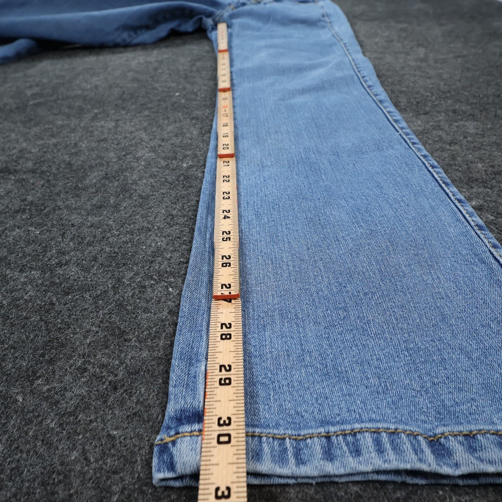 Aura from the Women at Wrangler Jeans Womens 8 Light Blue Excellent Straight Leg - Thumbnail 4