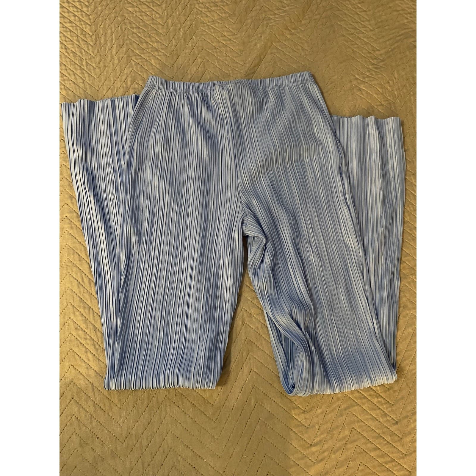 Boohoo Women's Size 8 Baby Blue Pleated Flare Pants - Thumbnail 9
