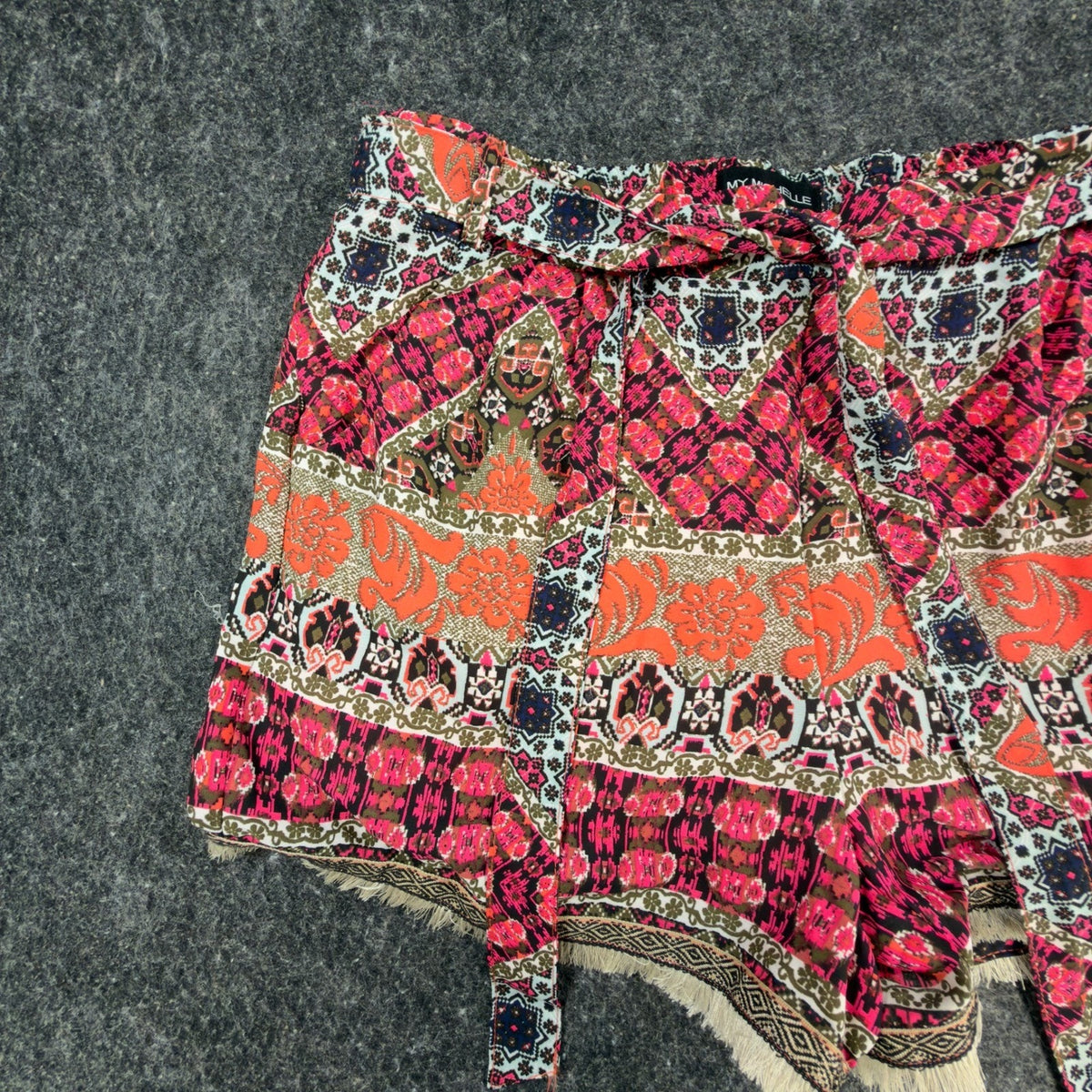 My Michelle Modern Indies Rock Paisley Shorts Juniors L Pink Orange NWT