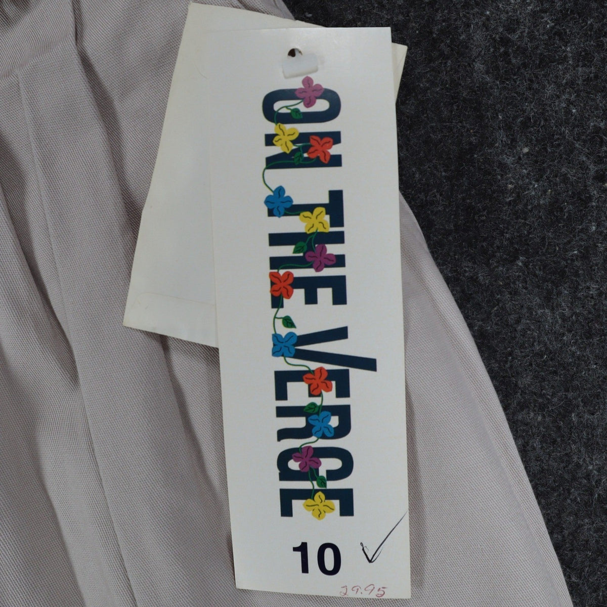 On The Verge Vintage 90s Beige Pleated Cotton Shorts New With Tags Womens 10 – photo 3 of 16