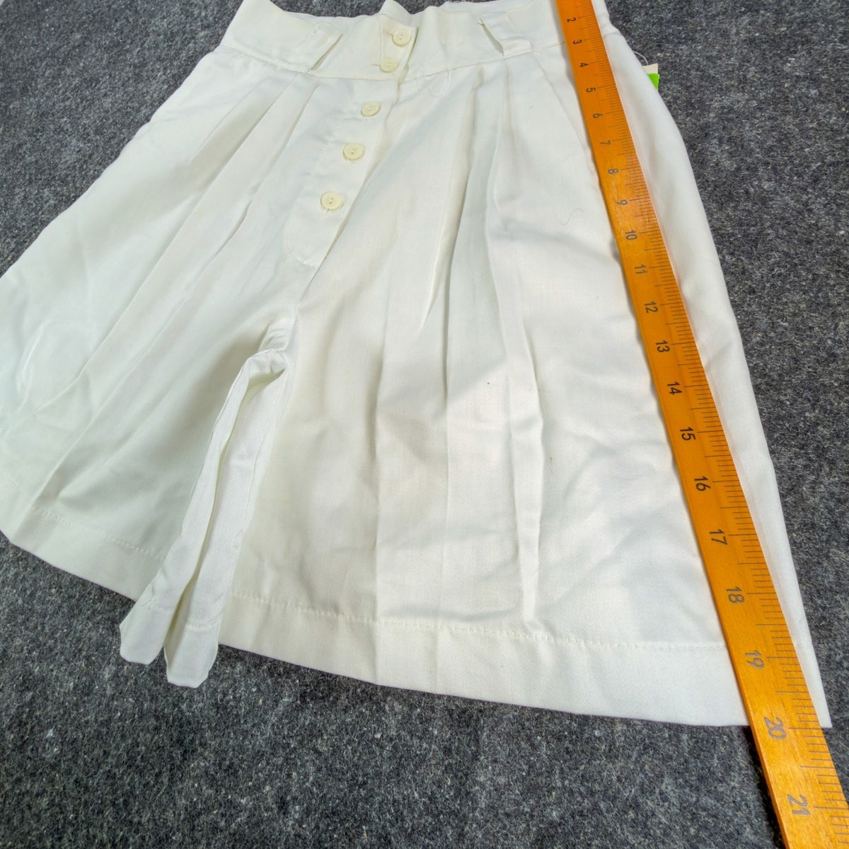 Gazelle Shorts Womens 10 Vintage 80s 90s White High Waisted Pleated Button Front