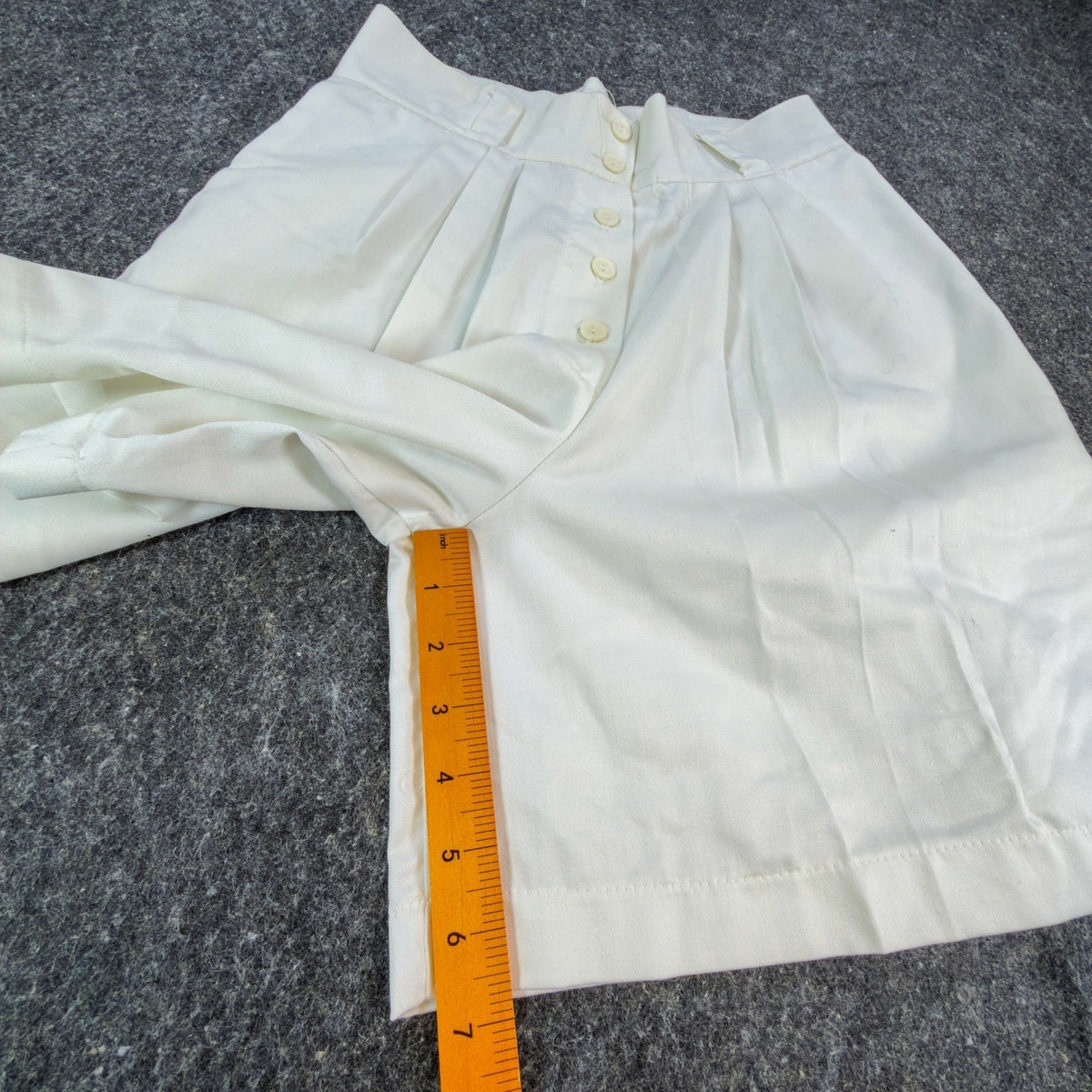 Gazelle Shorts Womens 10 Vintage 80s 90s White High Waisted Pleated Button Front