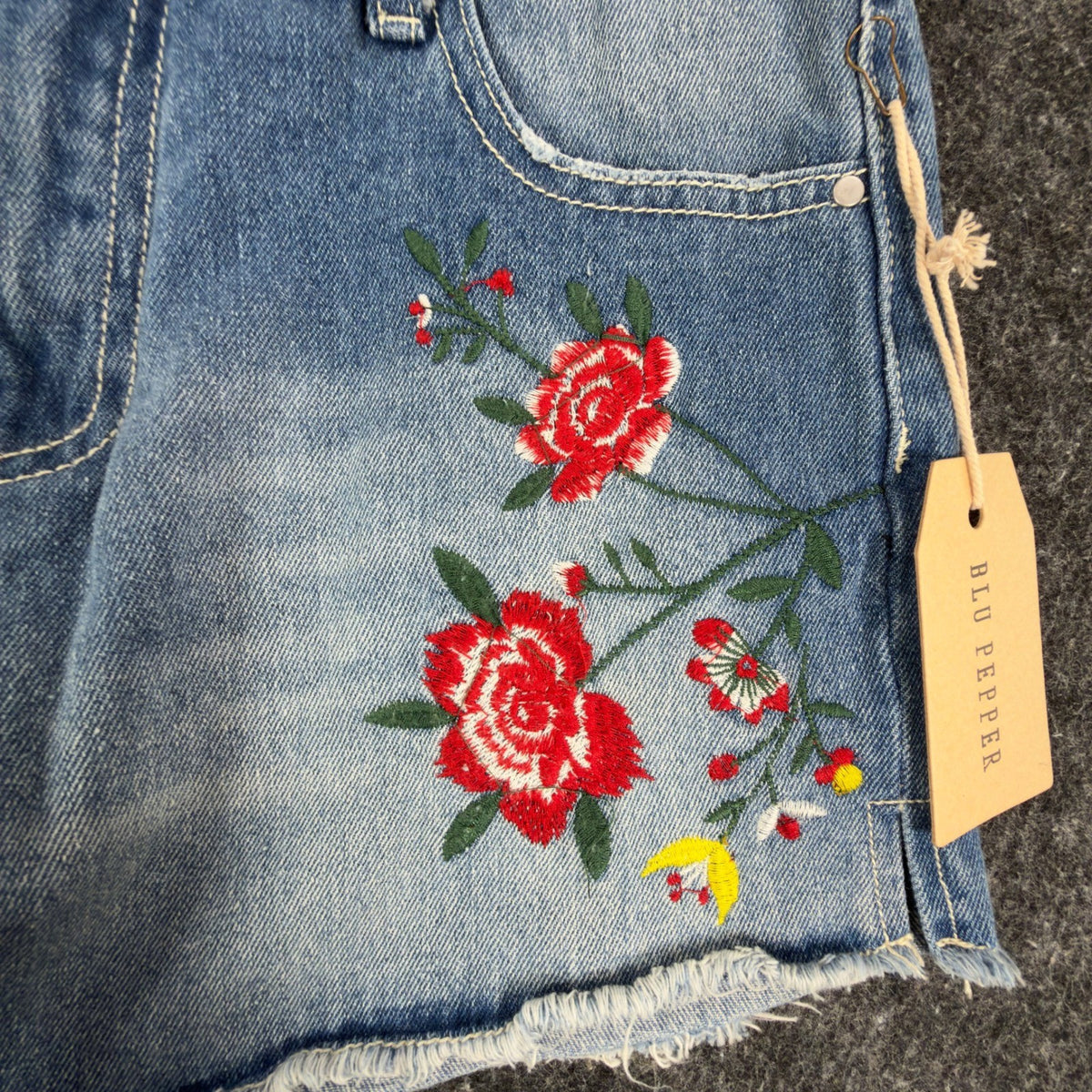 Blu Pepper Modern Embroidered Denim Shorts Womens Medium Blue Cotton NWT - take2supply