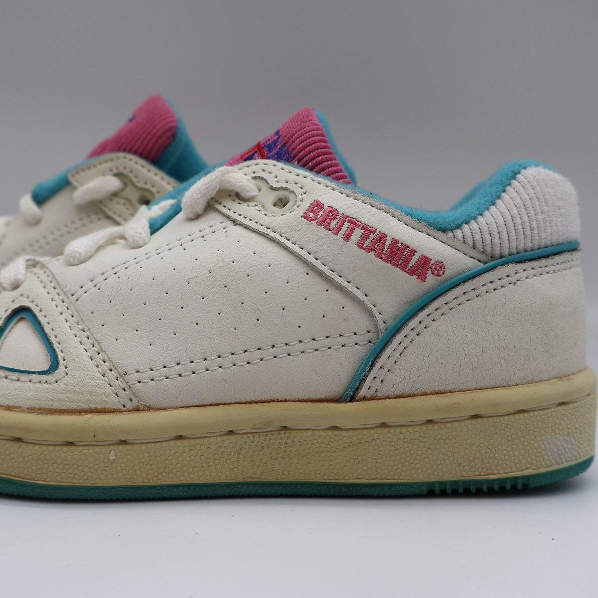 Brittania Sneakers Kids Size 1.5 Vintage 80s White Leather Teal Pink B98543G - take2supply