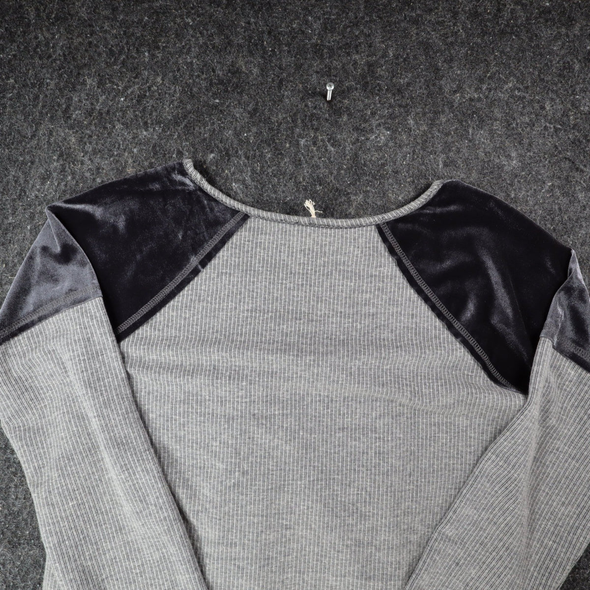 Hem & Thread Top Womens Small Gray Ribbed Velvet Raglan Sleeve Curved Hem C782 - take2supply