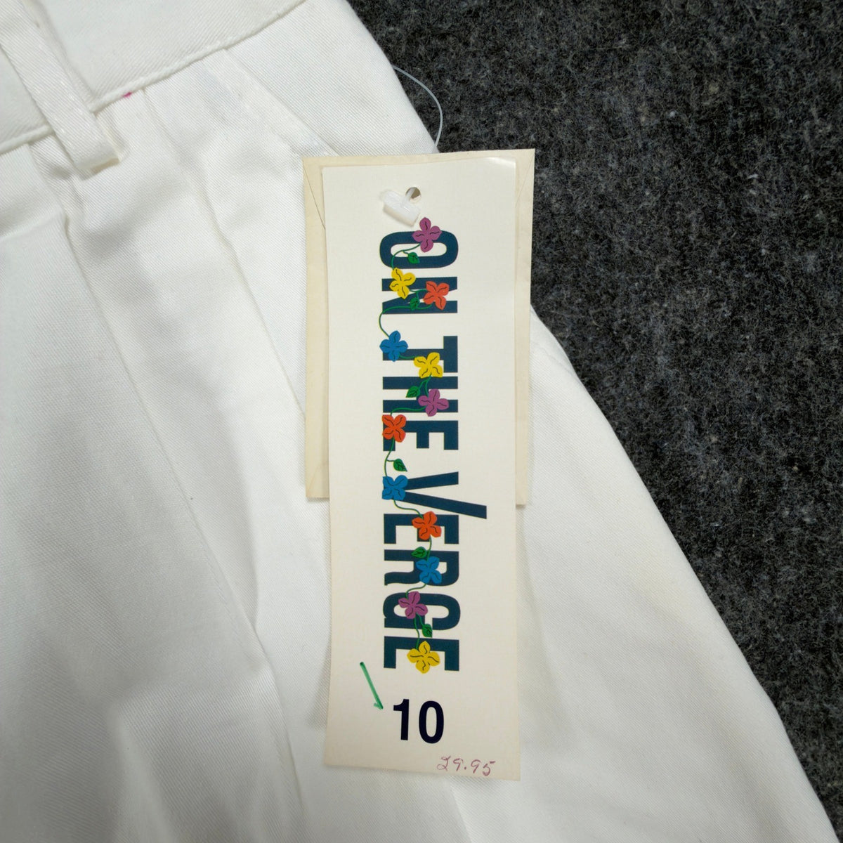 ON THE VERGE Vintage 90s Pleated Shorts Women 10 White Cotton Blend NWT USA - take2supply
