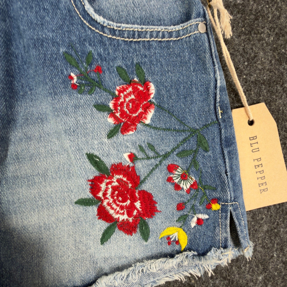 Blu Pepper Modern Floral Embroidered Denim Shorts Womens S Blue Cotton NWT - take2supply
