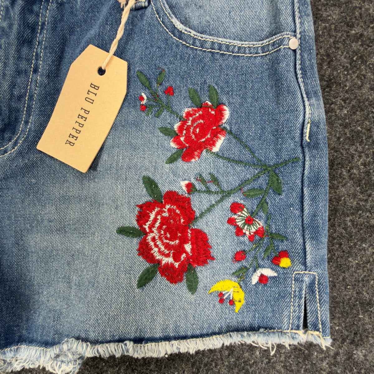 Blu Pepper Modern Floral Embroidered Denim Shorts Womens L Blue NWT BA6806 - take2supply