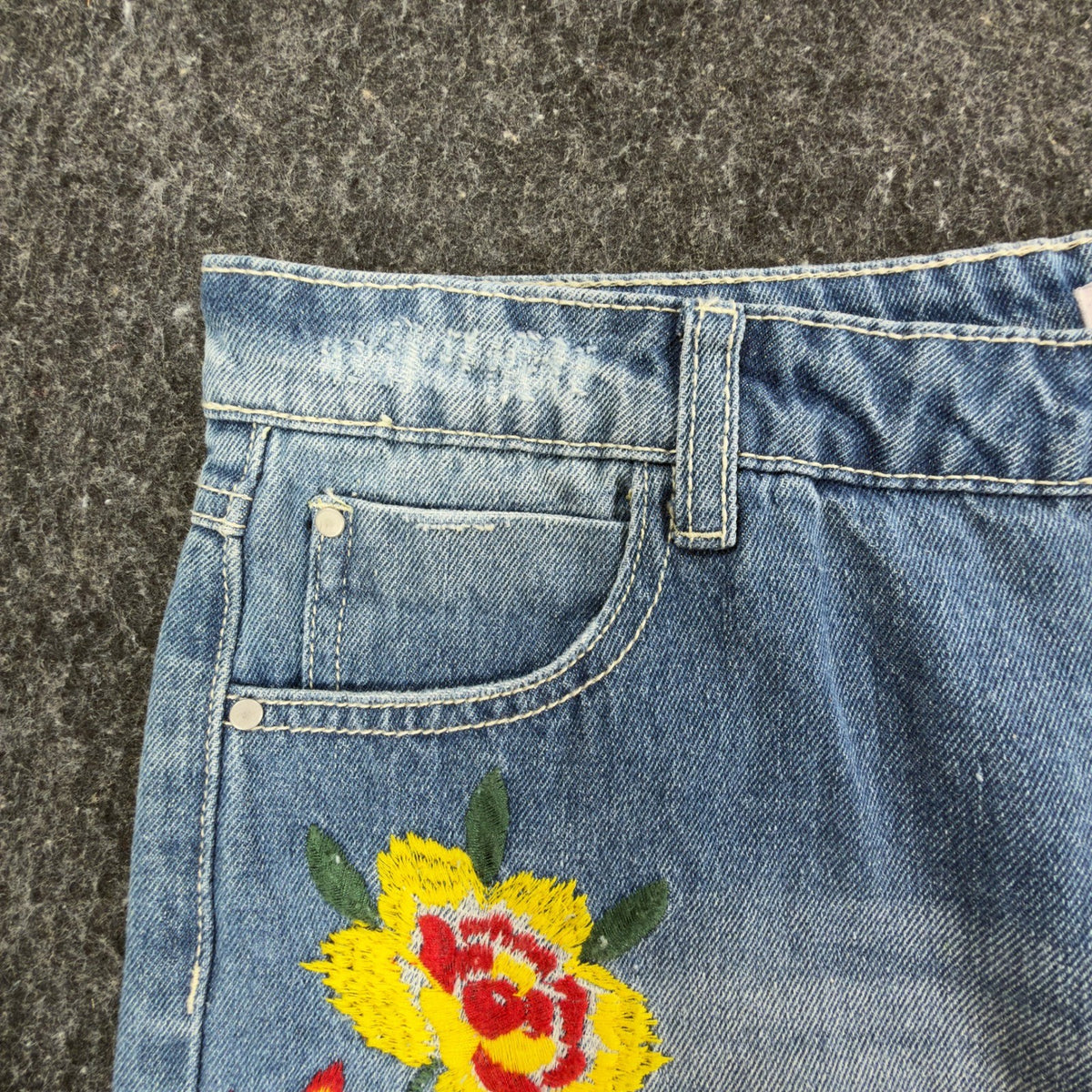 Blu Pepper Modern Floral Embroidered Denim Shorts Womens L Blue NWT BA6806 - take2supply