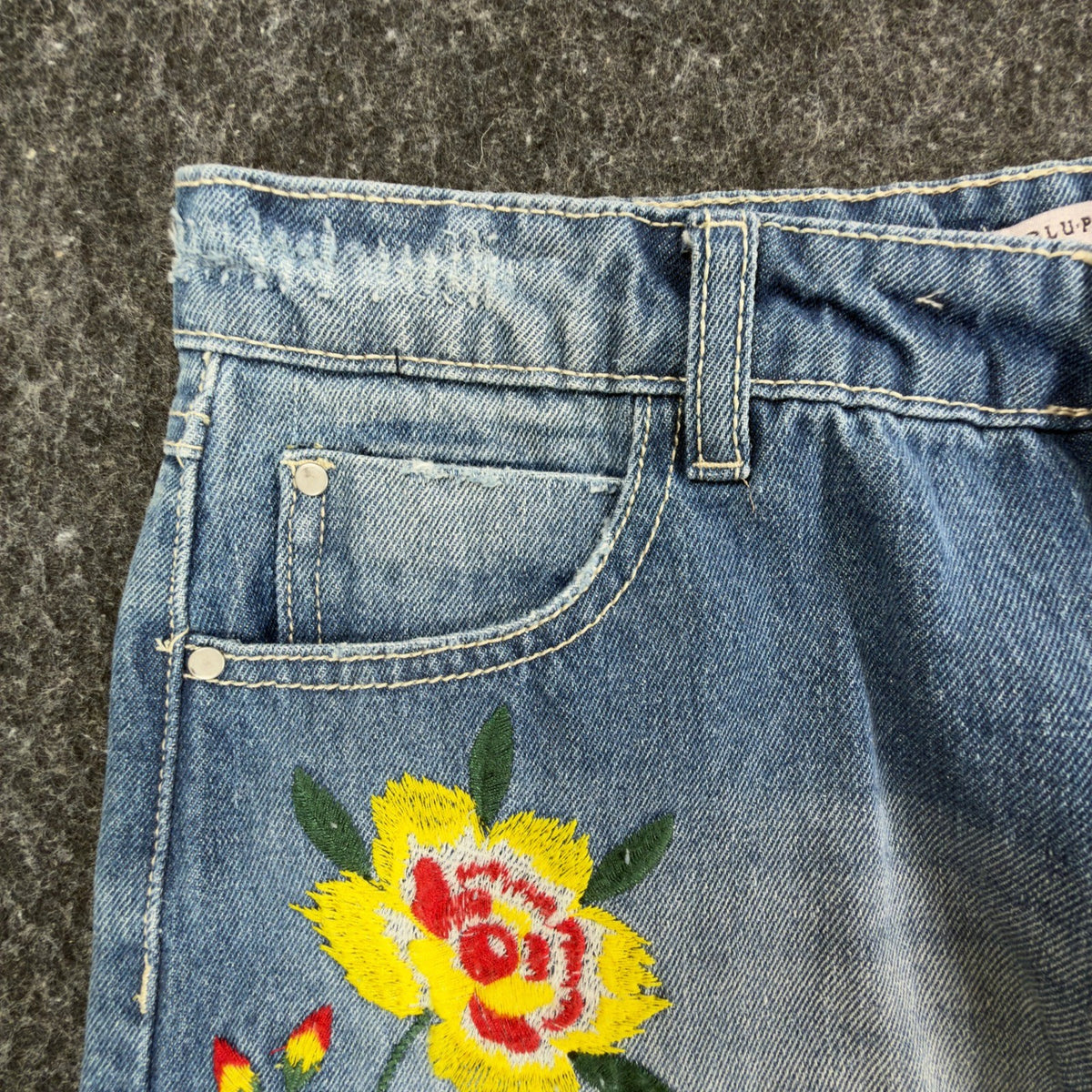 Blu Pepper Modern Floral Embroidered Denim Shorts Womens Medium Blue NWT - take2supply