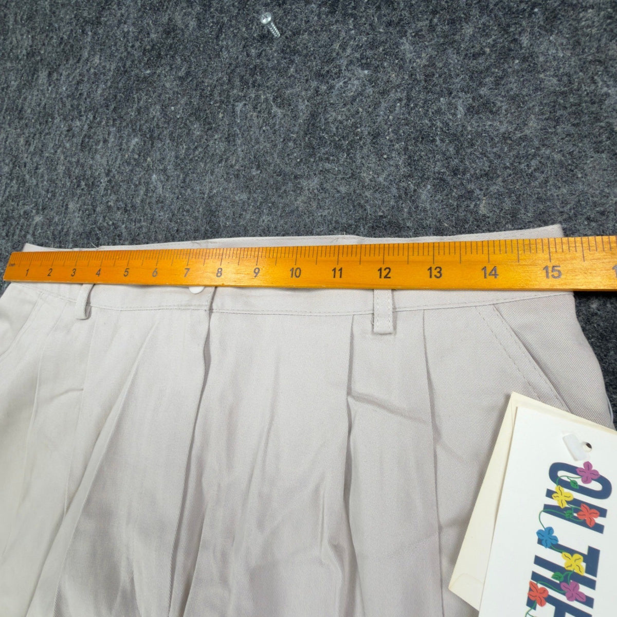 On The Verge Vintage 90s Pleated Shorts Womens 12 Beige Cotton NWT Made in USA - take2supply