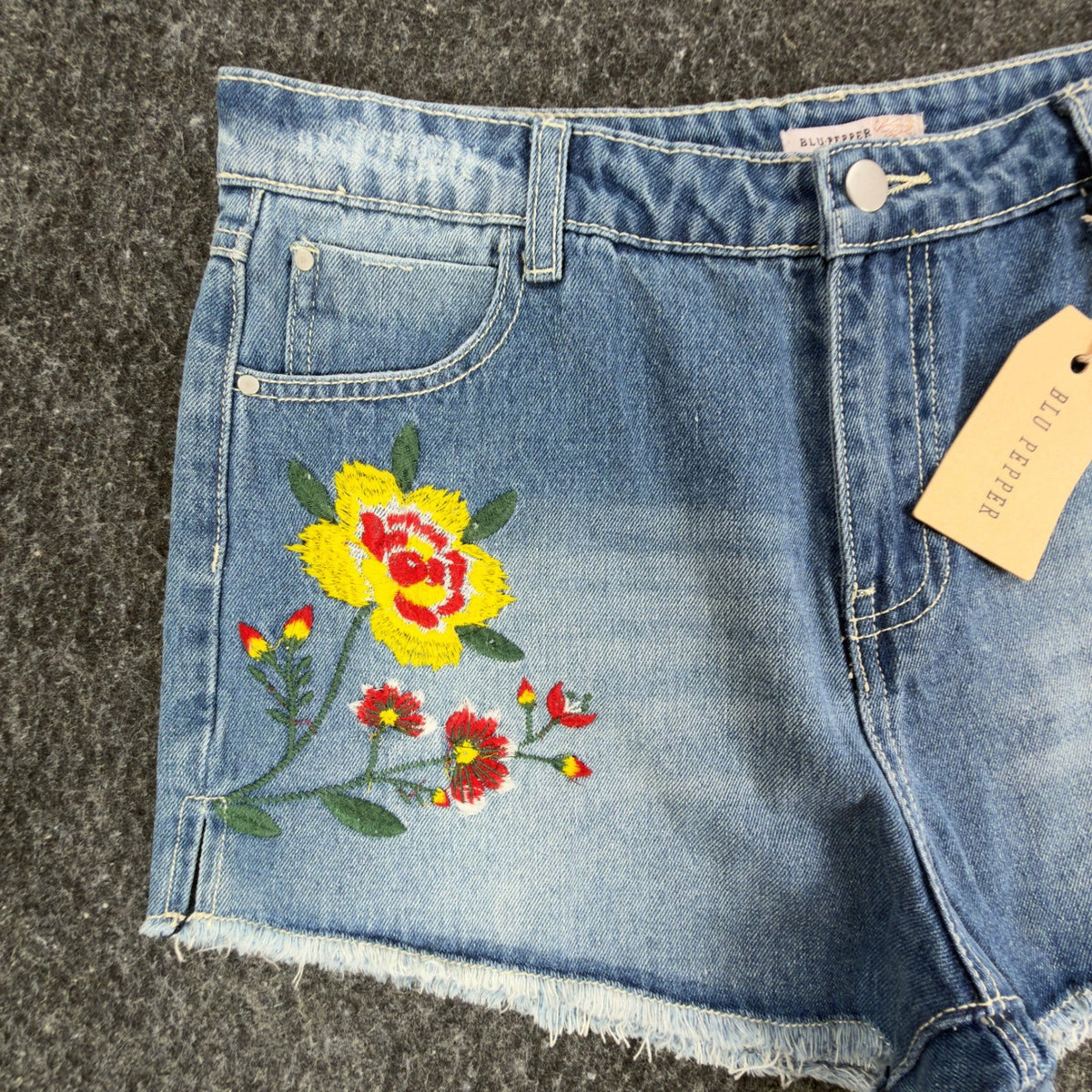 Blu Pepper Modern Floral Embroidered Denim Shorts Womens L Blue NWT BA6806 - take2supply