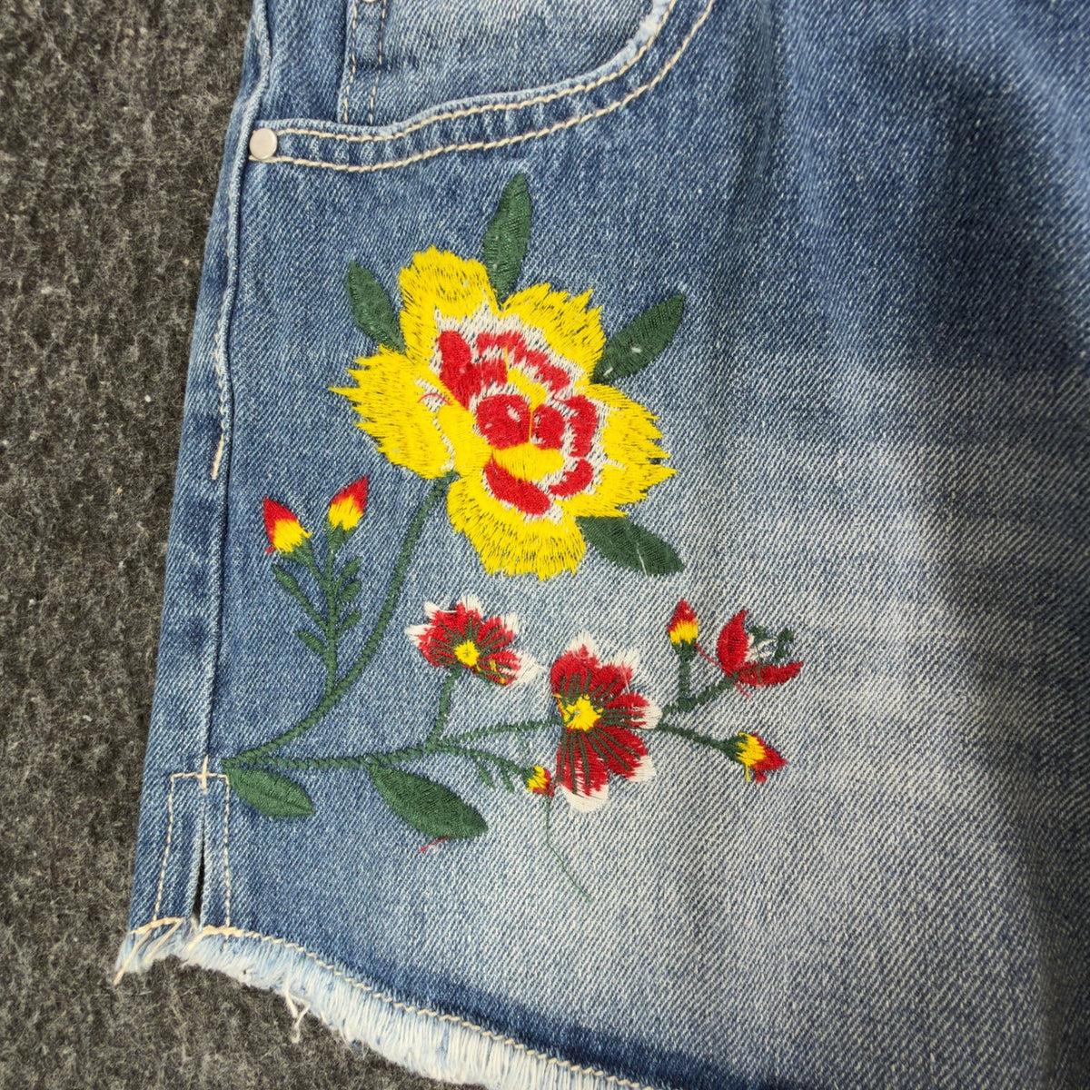 Blu Pepper Modern Floral Embroidered Denim Shorts Womens S Blue Cotton NWT - take2supply