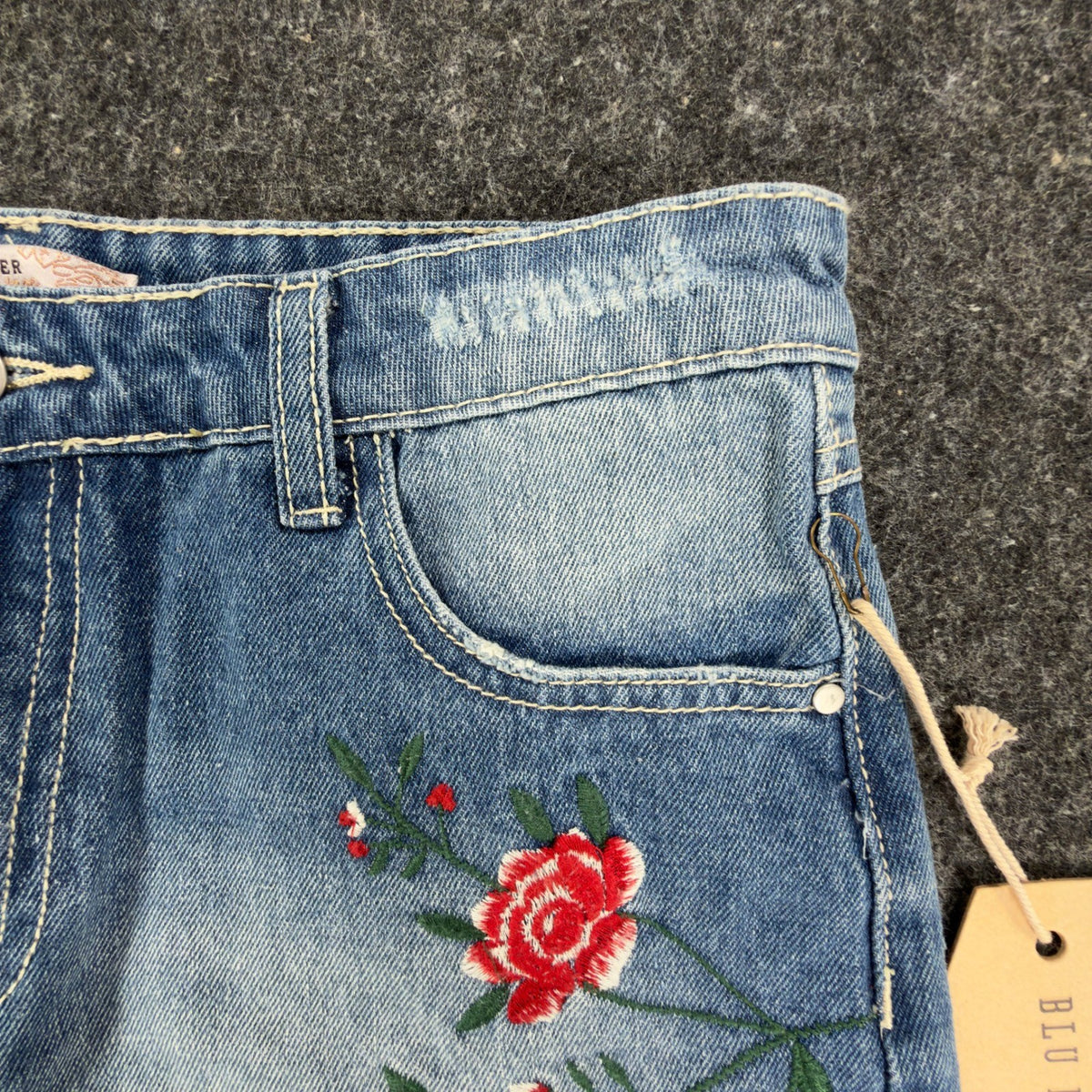 Blu Pepper Modern Floral Embroidered Denim Shorts Womens Medium Blue NWT - take2supply