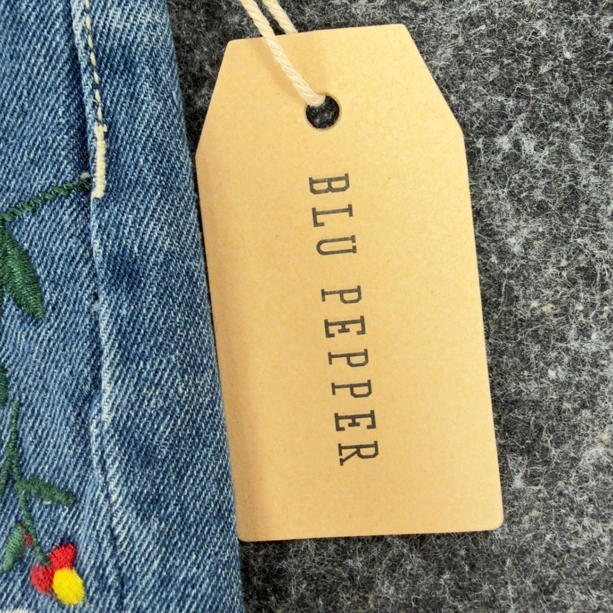Blu Pepper Modern Floral Embroidered Denim Shorts Womens Medium Blue NWT - take2supply