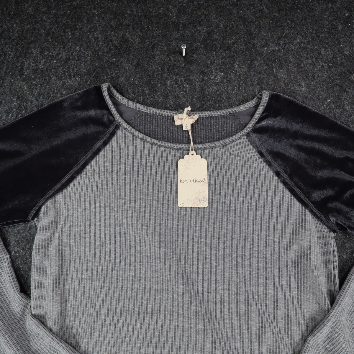 Hem & Thread Top Womens Small Gray Ribbed Velvet Raglan Sleeve Curved Hem C782 - take2supply