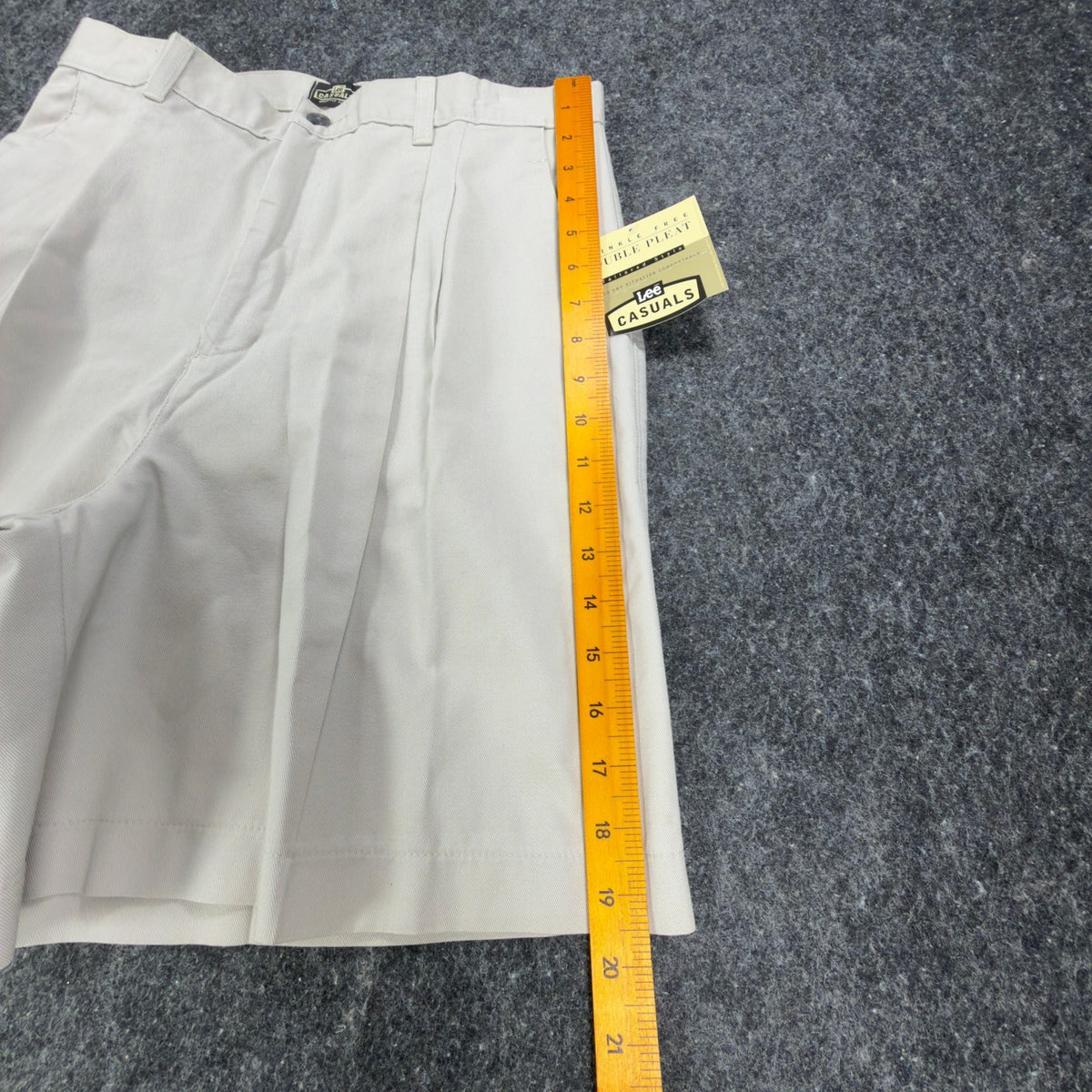 Lee Vintage 90s Pleated Shorts Womens 14 M Beige Cotton Twill NWT Deadstock - take2supply