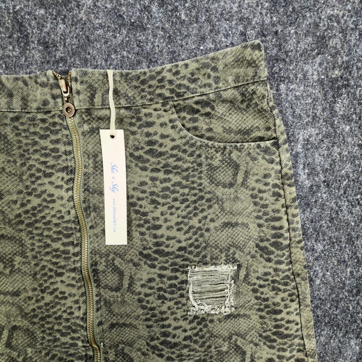She + Sky Snake Print Mini Skirt Womens Medium Green Cotton Distressed NWT - take2supply