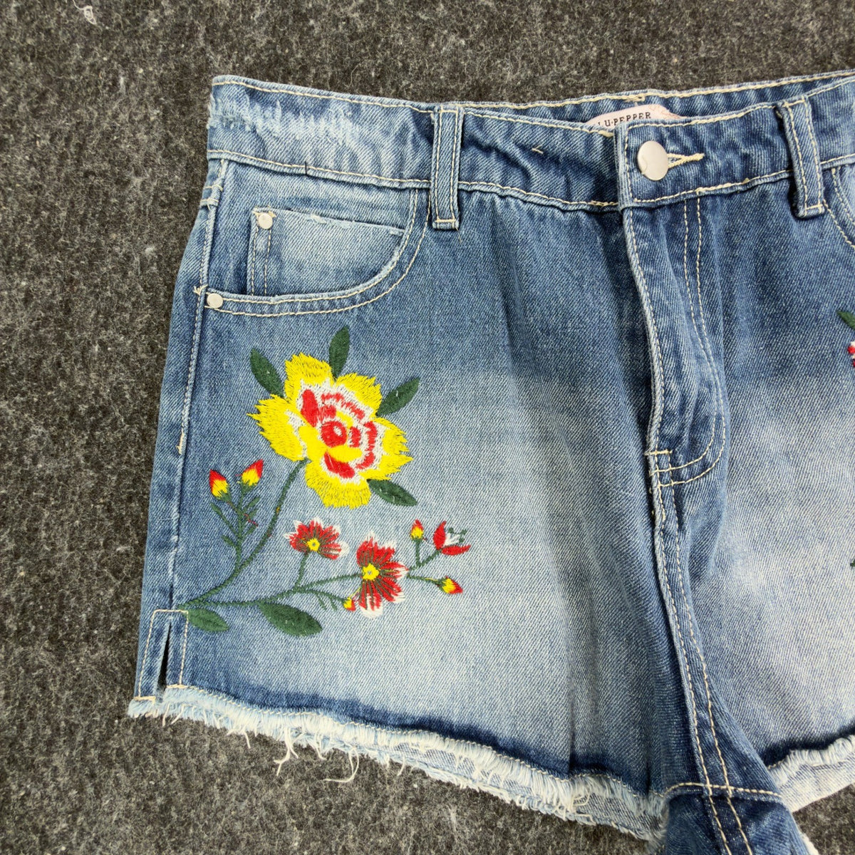 Blu Pepper Modern Floral Embroidered Denim Shorts Womens Medium Blue NWT - take2supply