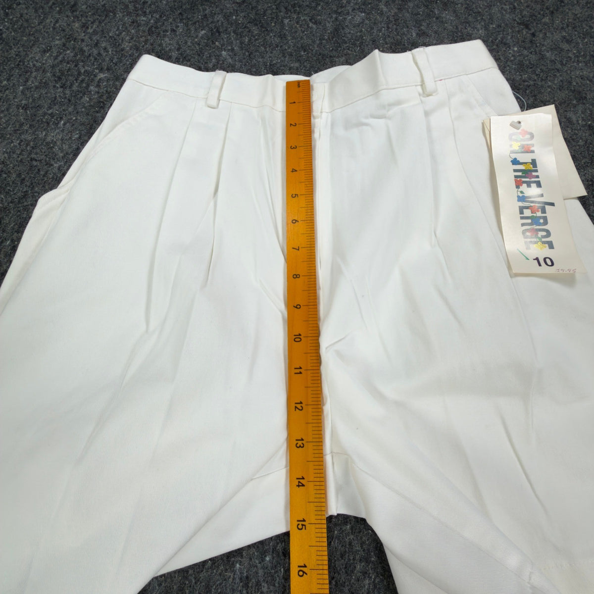 ON THE VERGE Vintage 90s Pleated Shorts Women 10 White Cotton Blend NWT USA - take2supply