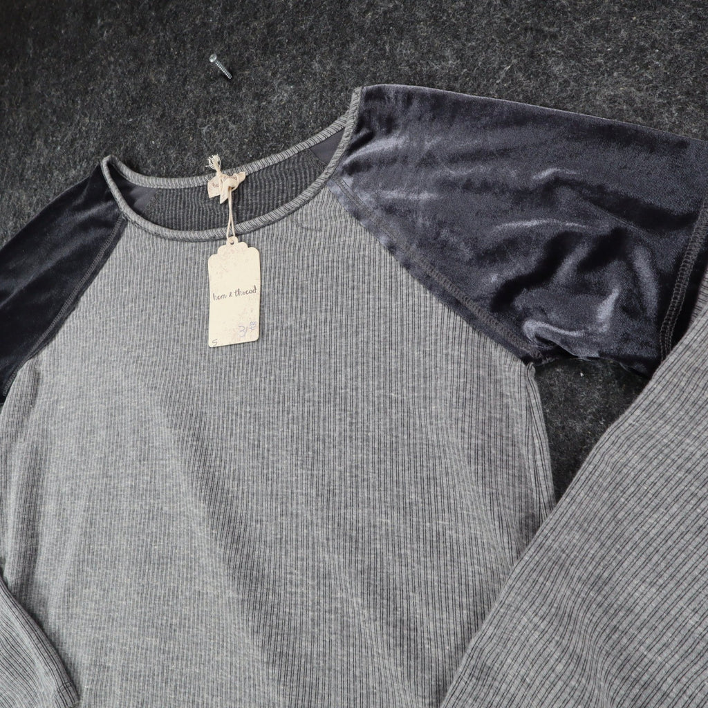 Hem & Thread Top Womens Small Gray Ribbed Velvet Raglan Sleeve Curved Hem C782 - take2supply