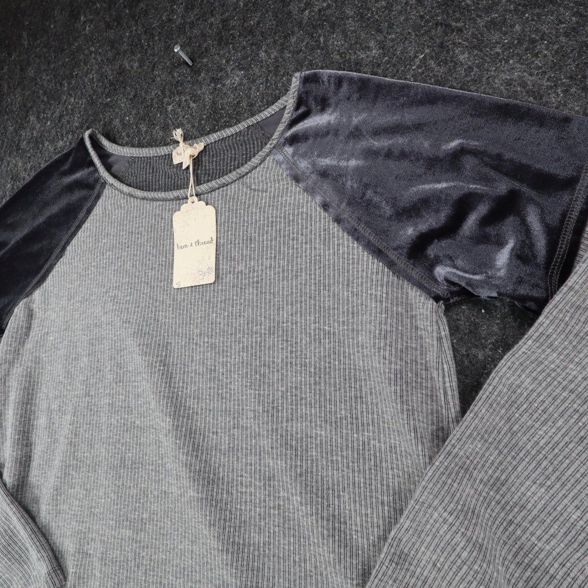 Hem & Thread Top Womens Small Gray Ribbed Velvet Raglan Sleeve Curved Hem C782 - take2supply