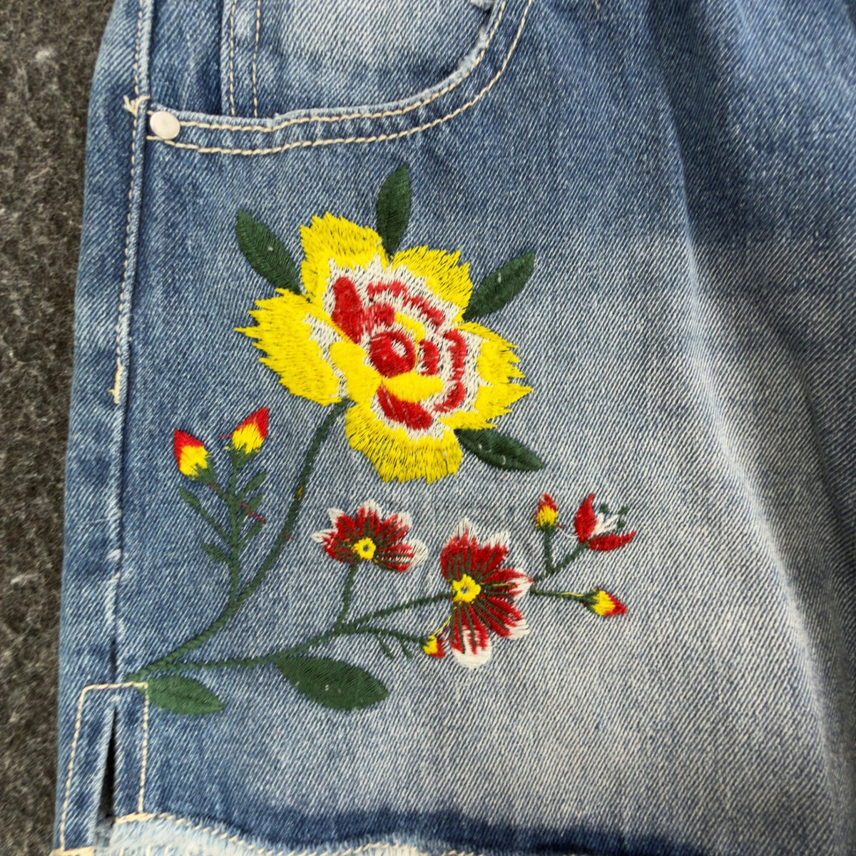 Blu Pepper Modern Floral Embroidered Denim Shorts Womens Medium Blue NWT - take2supply